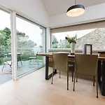 Within The Village Appartement
