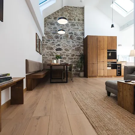 Apartment Within The Village *