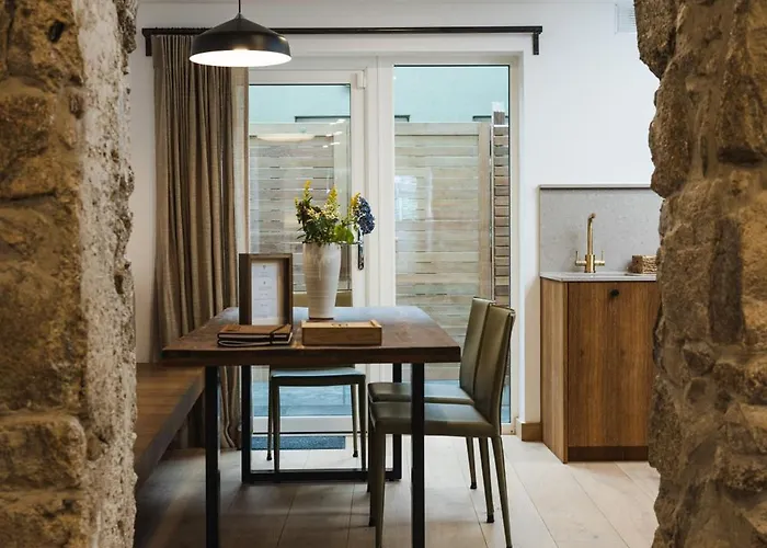 Апартаменты Within The Village Раундстоун