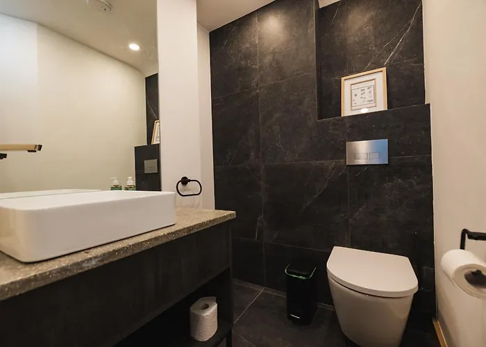 Апартаменты Within The Village Раундстоун